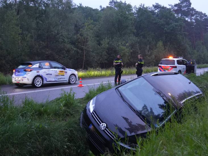 Rallyrijders scheuren langs in sloot gereden auto bij Helmond, bestuurder is spoorloos