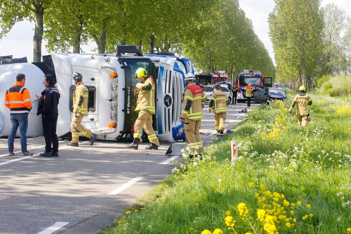 Een tankwagen is gekanteld op de N214 tussen Sliedrecht en Vakantie Molenwaard. De weg is voorlopig dicht.
