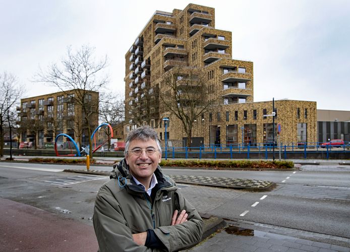 Eugene Franken bij een van zijn favoriete gebouwen: het woongebouw Picuskade aan het Eindhovensch Kanaal in Eindhoven. FOTO RENÉ MANDERS/FOTOMEULENHOF