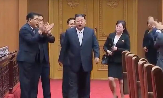 De mysterieuze vrouw staat op dit beeld achter Kim Jong-un in het Noord-Koreaanse parlement.