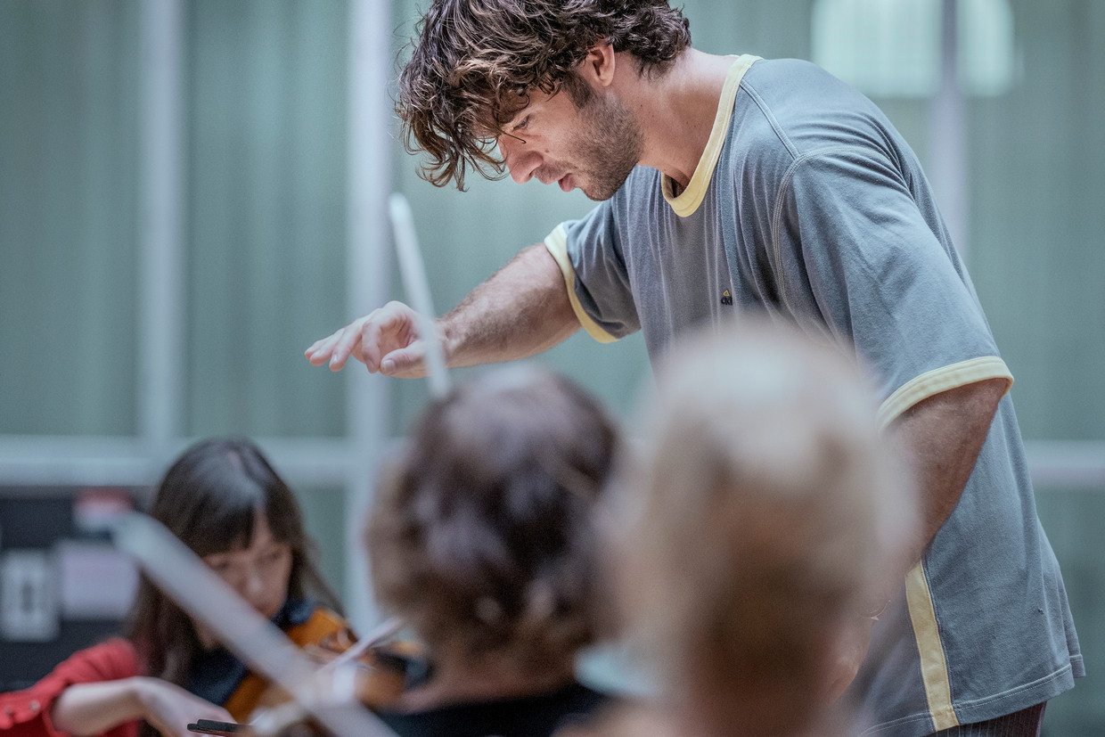 De Zwitserse Lorenzo Viotti die zaterdag officieel begint als chef-dirigent van De Nationale Opera en het Nederlands Philharmonisch Orkest.