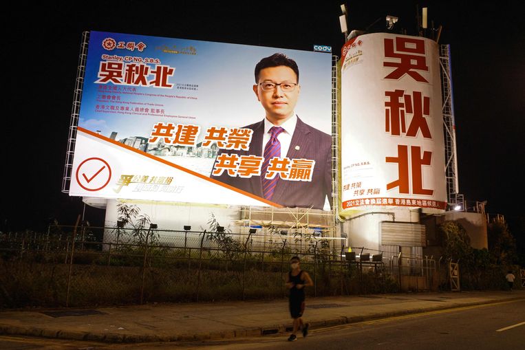 Een verkiezingsposter voor Stanley Ng Chau-pei, kandidaat in de verkiezingen voor het Hongkongse parlement zondag.  Beeld AFP