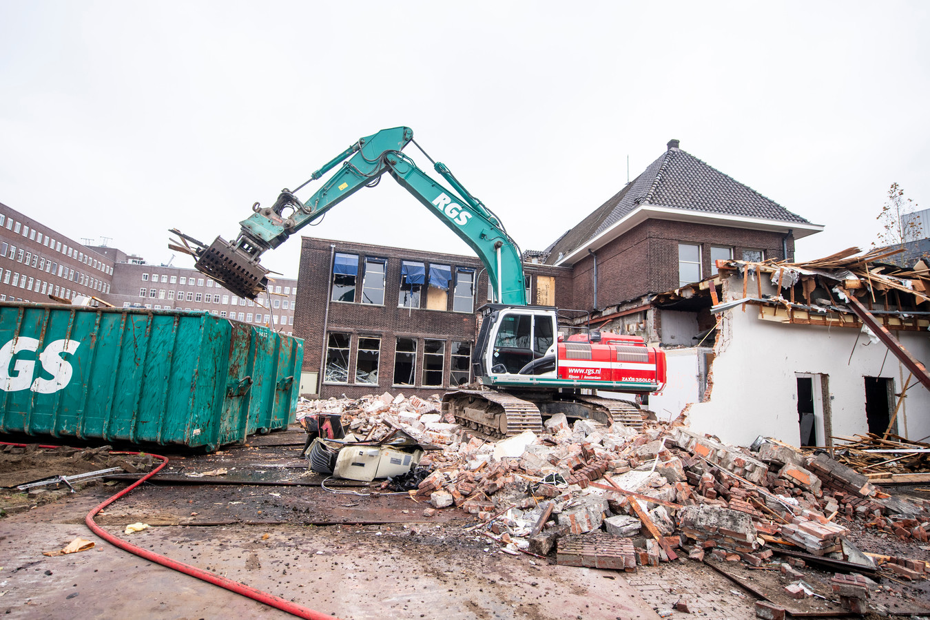 De bouwsels van Koninklijke Ten Cate aan de Egbert Gorterstraat gaan tegen de vlakte.