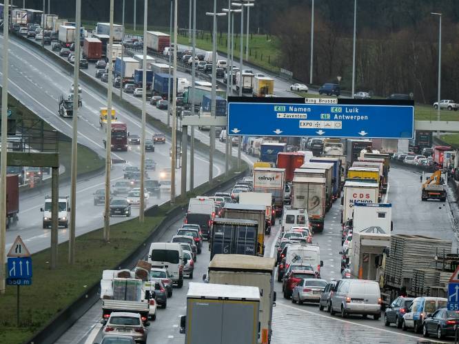 Experts kritisch voor Vlaams klimaatplan: “100 km/u op Brusselse ring? Dat haalt niks uit”