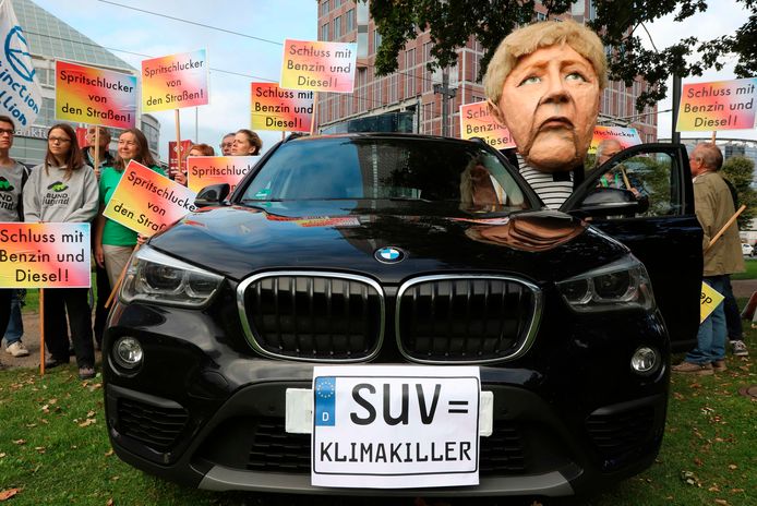 Niet iedereen is gecharmeerd van de autoshow. Milieuactivisten demonstreerden vanochtend bij de opening. Een van de demonstranten droeg een masker met het gezicht van bondskanselier Angela Merkel bij een  BMW waarop een nep-kenteken was geplakt: ‘SUV = klimaatkiller’. Andere demonstranten droegen borden met onder meer ‘Kappen met benzine en diesel!’.