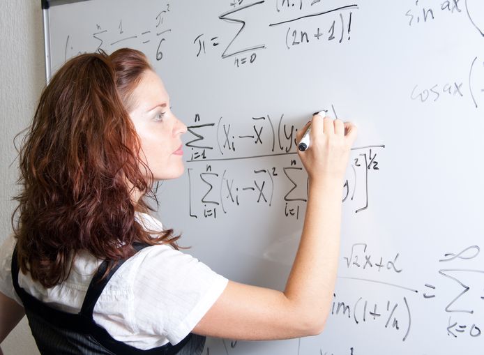 Middelbare scholen hebben moeite om voldoende docenten te vinden voor bètavakken zoals scheikunde en natuurkunde.
