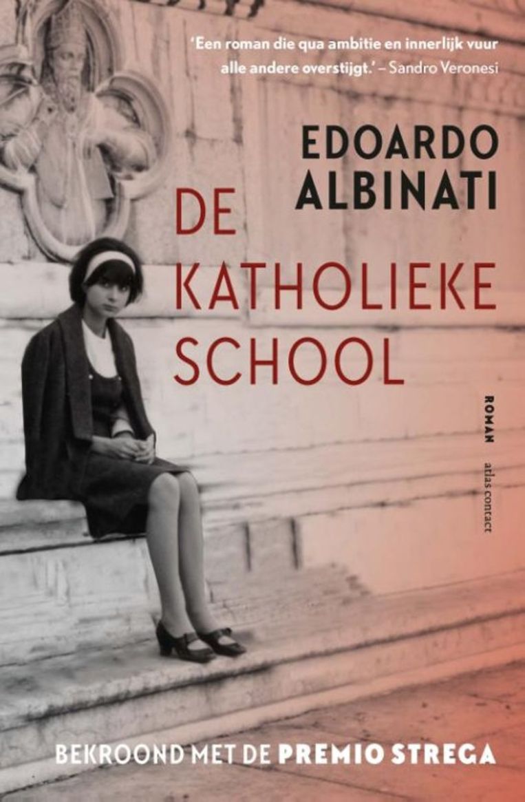 Edoardo Albinati, ‘De katholieke school’, Atlas Contact, 1.312 p., 39,99 euro. Vertaald door Manon Smits en Pieter van der Drift. Beeld rv