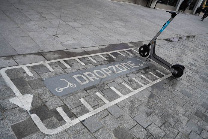 Een dropzone voor deelsteps op het Operaplein.