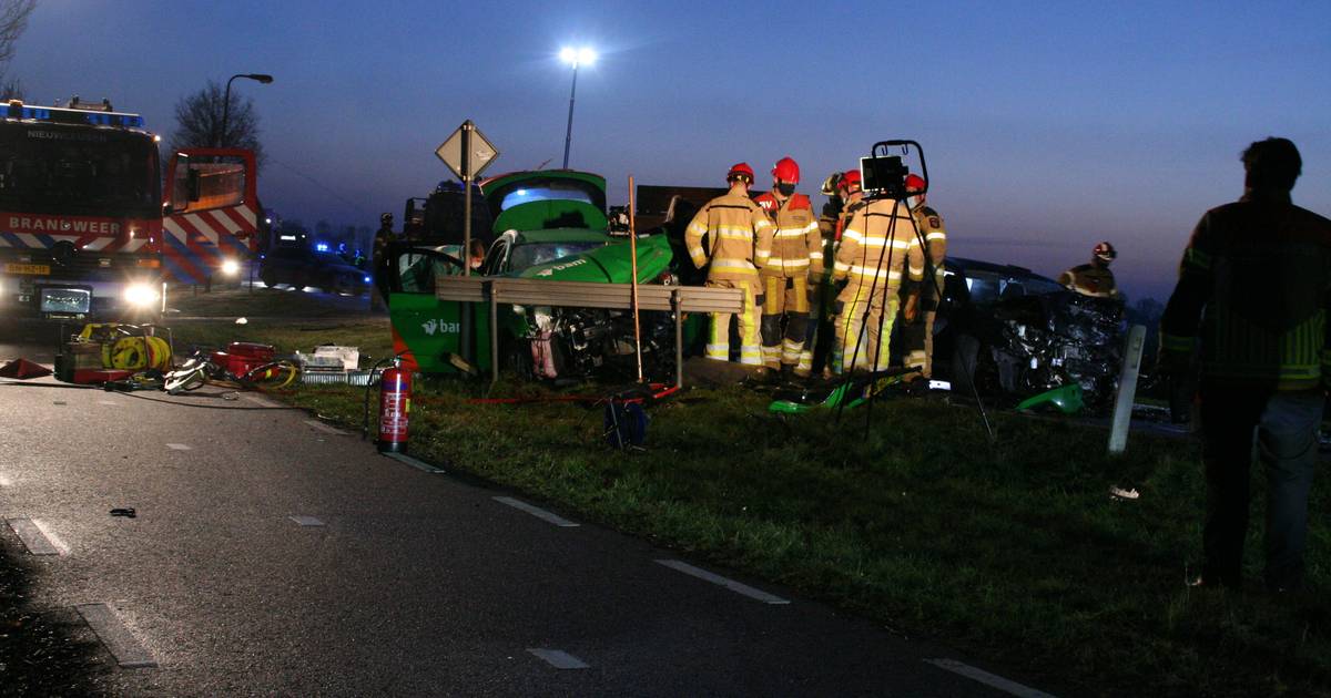 Frontale aanrijding op N758 tussen Zwolle en Nieuwleusen: twee gewonden.