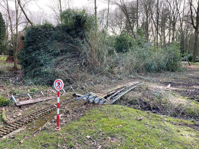 De beschadigde brug van de stoomtreintjes in Turnhout