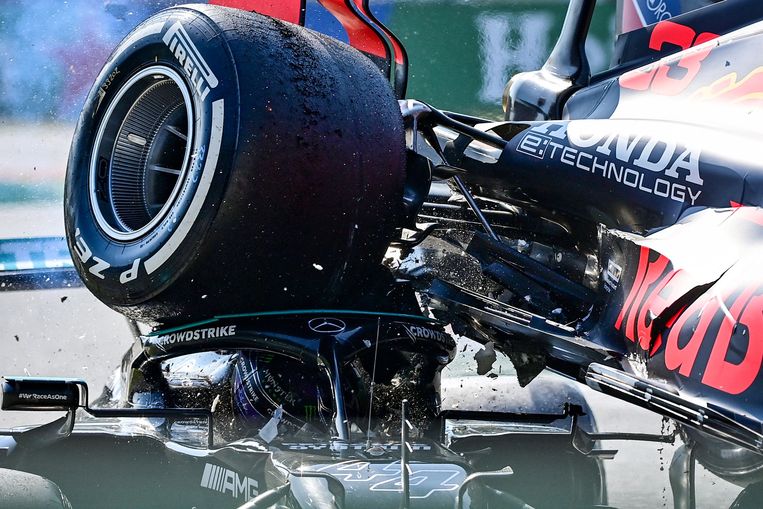 Lewis Hamilton krijgt bij de botsing met Max Verstappen een flinke tik te verwerken, maar wordt gered door de zogeheten halo, de constructie rond zijn hoofd. Beeld AFP
