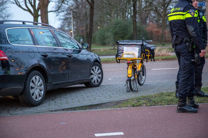 Maaltijdbezorger geschept door auto