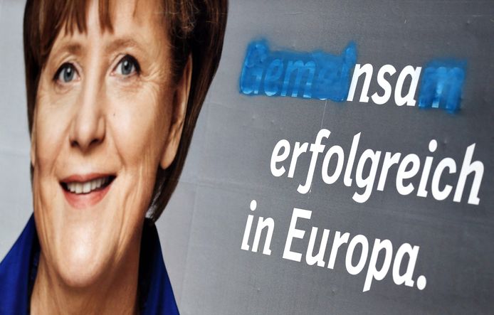 Een verkiezingsposter met Angela Merkel uit 2014, met de tekst 'Samen succesvol in Europa'. Het woord 'gemeinsam' (samen, red.) is half uitgeveegd waardoor enkel de letters 'nsa' nog leesbaar zijn, waardoor er nu 'nsa succesvol in Europa’ lijkt te staan.