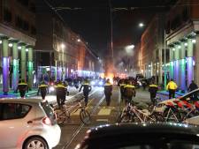 Onrust in Den Haag: Scooters en fietsen in de fik, agenten met zwaar vuurwerk bekogeld