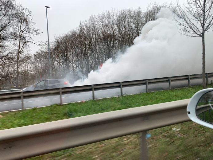 De brand zorgde voor een enorme rookontwikkeling.