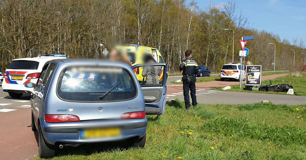 Scooterrijder naar ziekenhuis na ongeval in Enschede.