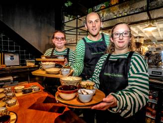 KIJK. Vijf maanden na gasexplosie straalt team van ‘Lizette & Lucien’ op nieuwe stek: “Ik had tranen in mijn ogen en pakte mijn mama vast”