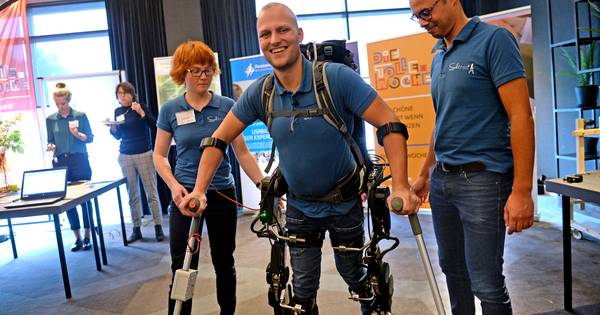 Niek (25) uit Weerselo kan dankzij exoskelet weer lopen: 'Net Iron Man'