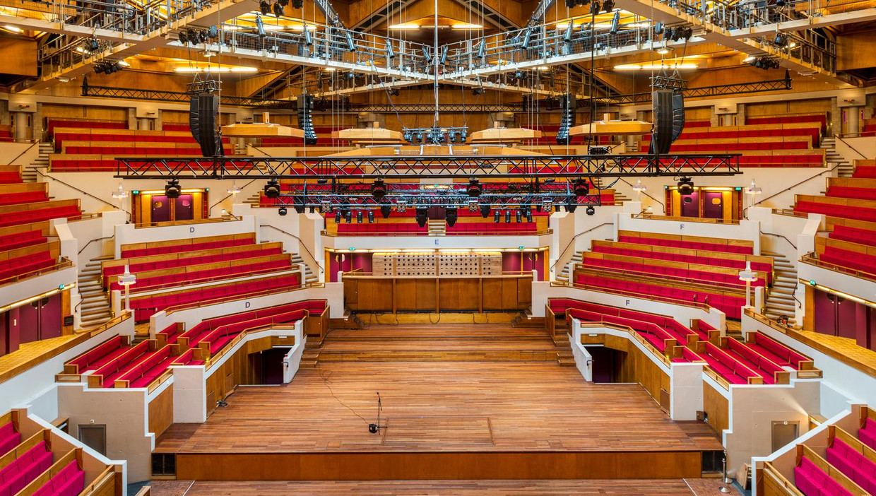 De Grote Zaal van Vredenburg in Utrecht, ontworpen door Herman Hertzberger. Midden, tussen podium en tribune, is het orgel achter een esdoornhouten omkisting verstopt. Beeld Tom Janssen