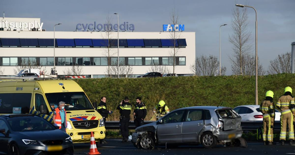 Ongeval met drie autos op A2 bij Zaltbommel, ruim uur vertraging richting Den Bosch.