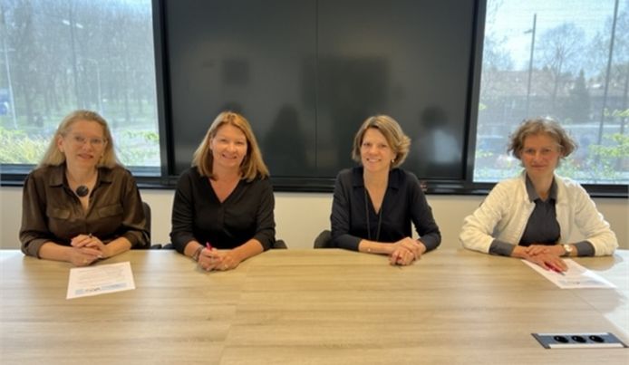 De bestuurders van DOH en SGE willen hun organisaties laten fuseren: (vlnr) Ellen Huijbers en Jorien Sjoerdsma van DOH en Pascale Voermans en Monique Hartings van SGE.
