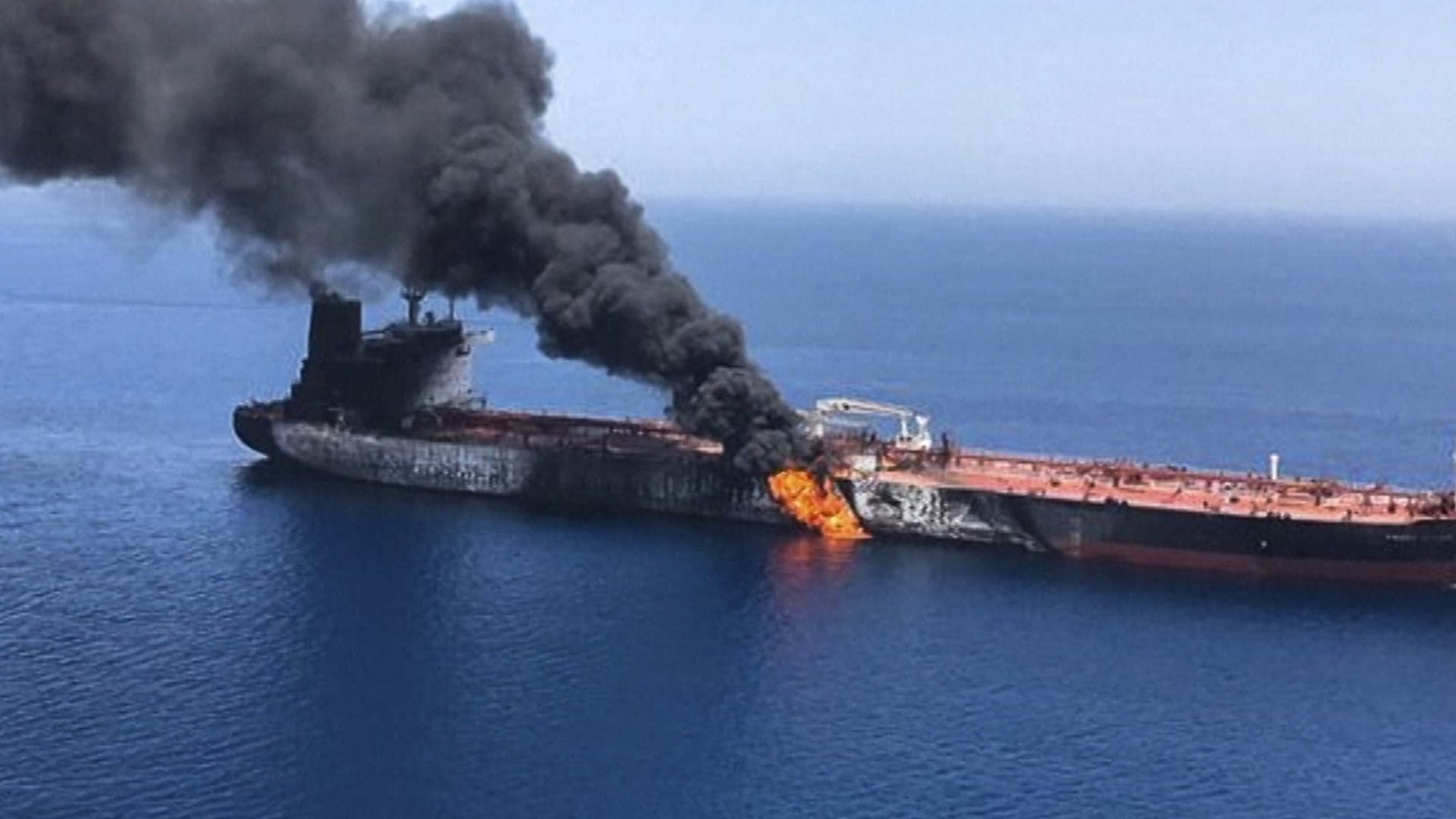 Крушение танкера престиж. Утечка нефтепродуктов из танкера. Крушение нефтяного танкера prestige. Нефтяной танкер prestige. Взрыв на нефтяном танкере prestige.