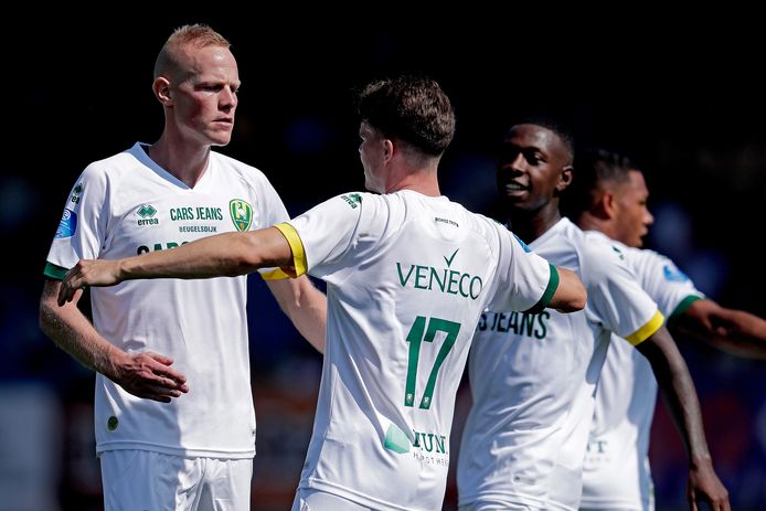 Tom Beugelsdijk (l) viert de 0-1 met Danny Bakker (17).
