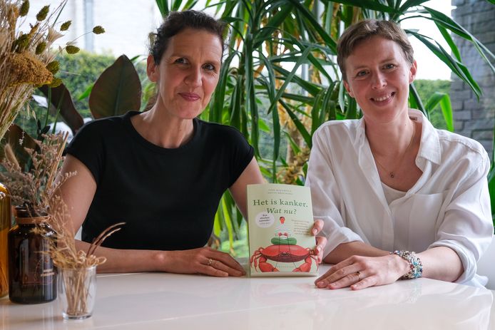 Silvia Brouwers en Tine Maenhout met hun boek.