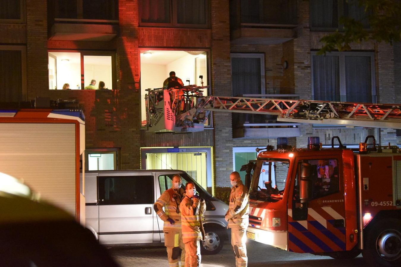 De brandweer haalde het slachtoffer uit de woning