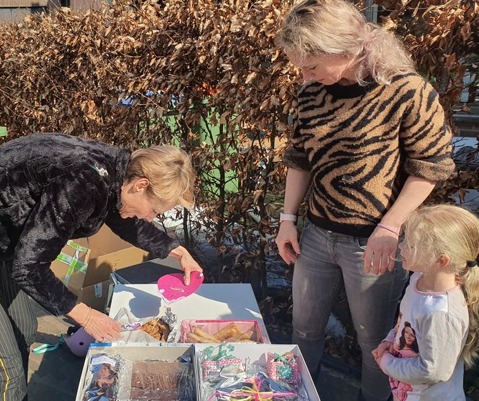 Bewoners van de Oranjeboomstraat brengen lekkers bijeen voor de mensen in het ziekenhuis