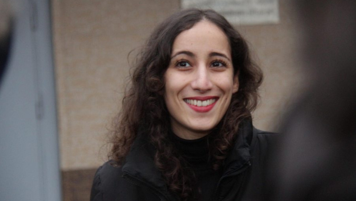 - Faiza Oulahsen bij de gevangenis in St. Petersburg. Beeld epa