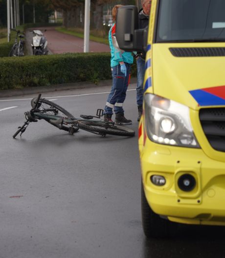 Fietsster slaat over de kop na aanrijding op een rotonde in Nijmegen
