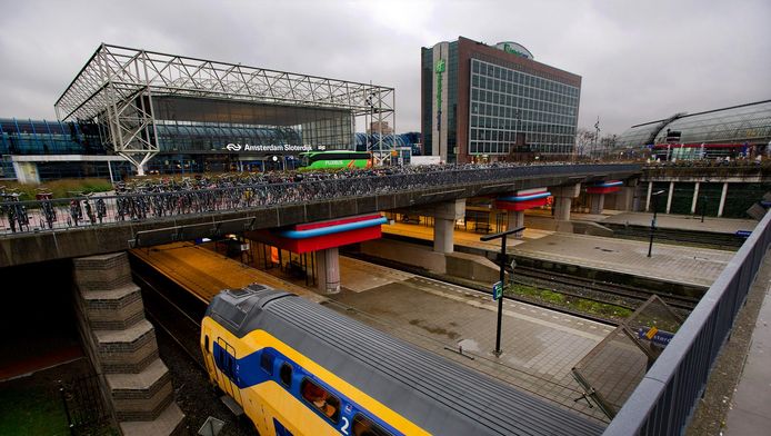 Als de poortjes op een station, bijvoorbeeld om veiligheidsredenen dicht zijn, zoals op Sloterdijk, kan het voorkomen dat reizigers bij het overstappen eerst moeten uitchecken en dan weer inchecken.