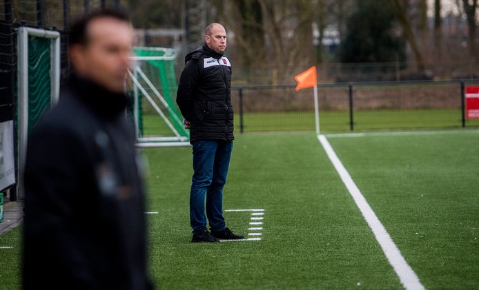 Trainer Jeremy Buchly laat zijn licht schijnen op de trainerscarrousel. ,,Ik vind het vreemd dat die al zo vroeg op gang komt.”