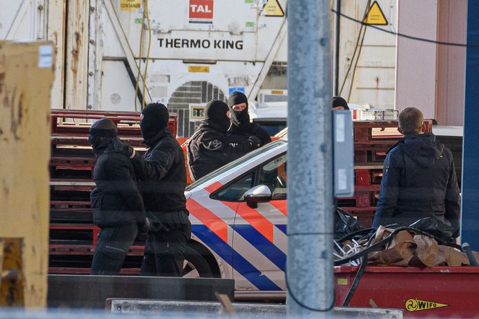 De vijf 'uithalers' werden gemaskerd afgevoerd door leden van  het Team Bijzondere Bijstand (TBB) van de douane.