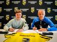 Robin La Scala tekent zijn contract bij Vitesse in het bijzijn van hoofd opleidingen Edward Sturing.