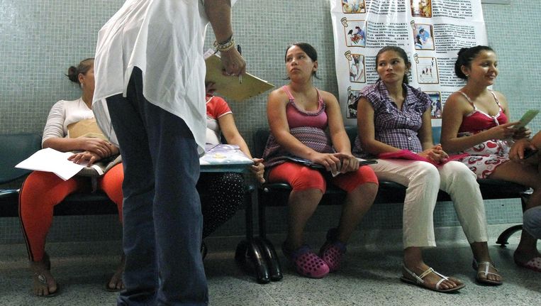 Patiënt Sandra Milena Ovallos (derde rechts) is 25 weken zwanger en heeft koorts en huiduitslag (symptomen van het zika-virus), ze wacht in een Colombiaans ziekenhuis om onderzocht te worden. Beeld anp