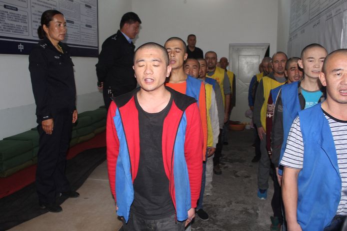 Uitgelekte foto van de Chinese 'heropvoedingskampen' voor Oeigoeren.