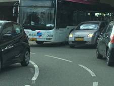 En wéér een vrachtwagen klem onder dit viaduct in Nijmegen: ‘Gebeurt elke maand’