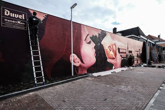 De muurschildering op het Joop Sarsplein in Doetinchem.