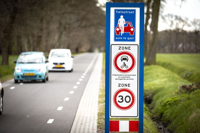 De borden op de Hogeboekelweg laten niets aan duidelijkheid te wensen over: Niet harder dan 30 en géén doorgaand gemotoriseerd verkeer.  De deklaag is inmiddels rood in het midden.