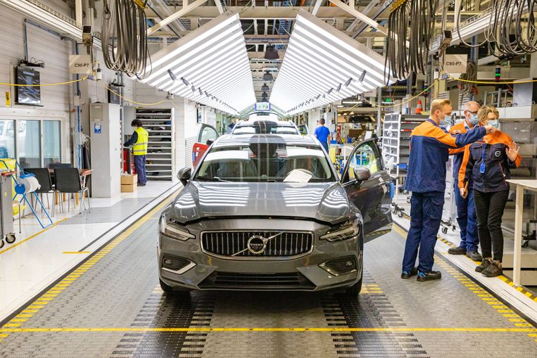 De autofabriek van Volvo Gent. ‘Vroeger kon je niet beginnen als je geen Nederlands kon. Maar steeds meer bedrijven laten die voorwaarde vallen.’ Beeld BELGA