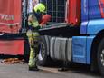 Een lekkende container in een vrachtwagen zorgde voor een gevaarlijke situatie op een bedrijventerrein in Culemborg.