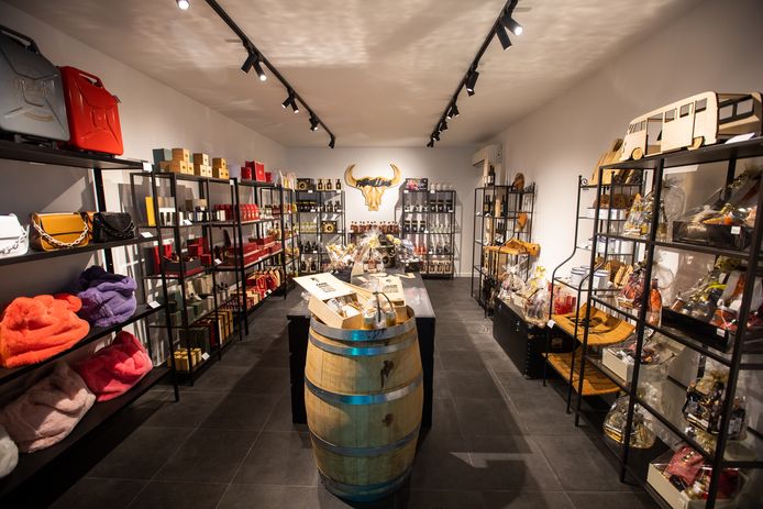 De nieuwe speciaalzaak 'Stuff-U-Luv' in de Hasseltse Sint-Jozefsstraat wil klanten zelf de keuze geven om geschenkmanden met luxemerken samen te stellen.