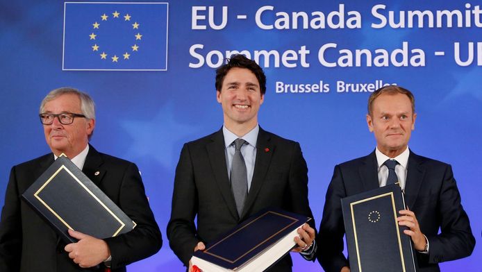 Jean-Claude Juncker (G), avec Justin Trudeau (C) et Donald Tusk (D)