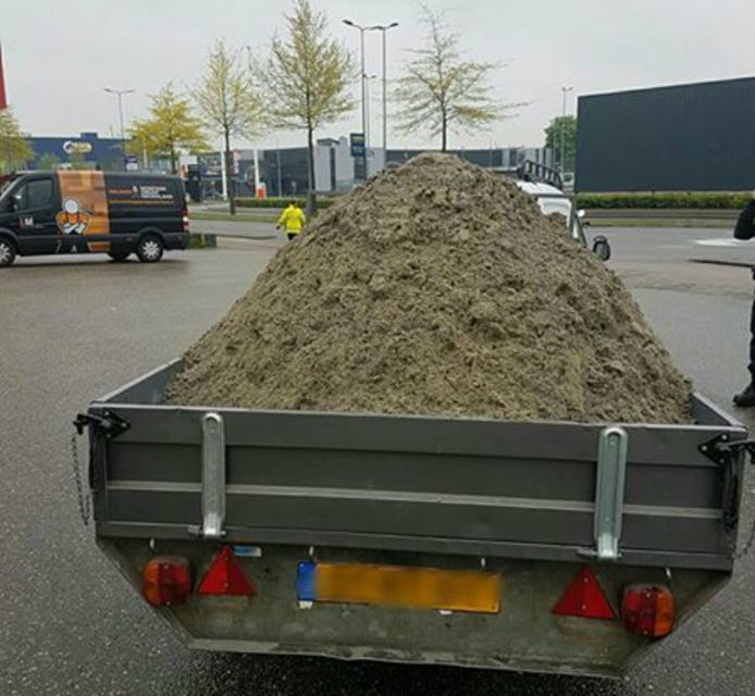 aanhangwagen-met-zand-is-bijna-3-000-kilo-te-zwaar-bestuurder-krijgt