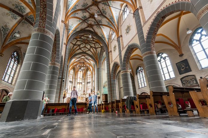 De banken in de Geffense Maria Magdalenakerk worden terug op hun plek gezet, in afwachting van een nieuwe onderzoeksdatum.