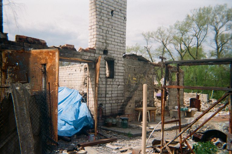 ‘Op dit huis stond met grote letters: ‘BURGERS’. Maar ja, nu is het toch helemaal vernield.’ Beeld Tanya, 15 y.o