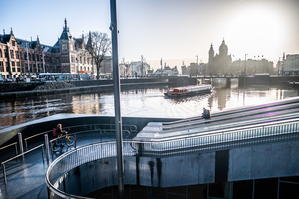 De nieuwe ondergrondse fietsenstalling bij Amsterdam Centraal station.  Beeld Joris van Gennip