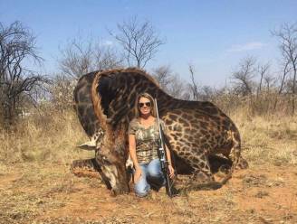 Amerikaanse poseert trots met doodgeschoten zeldzame giraf